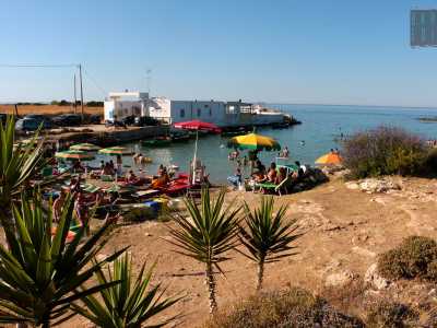 Di pi� facile accesso � la zona adiacente situata pi� a sud: �Cala fetente�, raggiungibile attraverso un sentiero sterrato. Qui � presente una sorta di piccolo lido (con bar), anche se a essere pi� frequentati sono gli scogli attorno alla cala, che seppur scomodi sono molto battuti soprattutto dai giovani (foto di Antonio Caradonna)
 